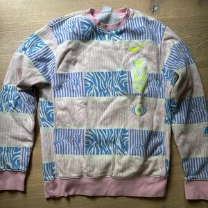 Perfect Nike summer sweatshirt. Great pastel colors for the summer time!